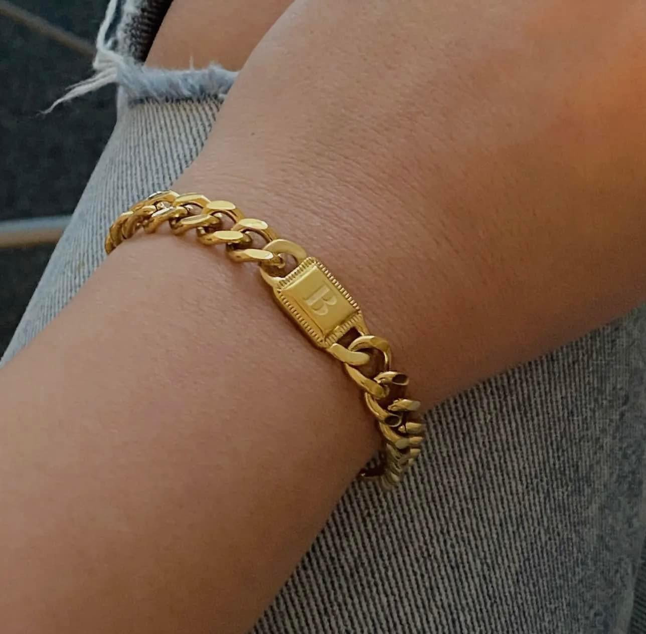 Cuban Bracelets are in and…😍😍😍

(ADD IN THE COMMENTS YOUR INITIAL WHEN CHECKING OUT) 

Letters Available ⬇️

-A
-B
-C
-D
-E
-G
-H 
-J
-K
-L
-M
-N
-R
-S
-T 
       

           ✨✨✨✨✨
